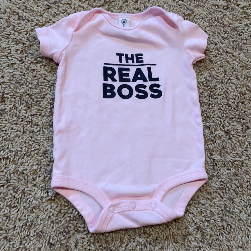 Like new super soft exclusive “The Real Boss” light pink bodysuit (6M)